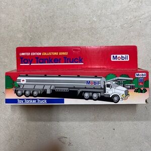 Mobil toy tanker truck